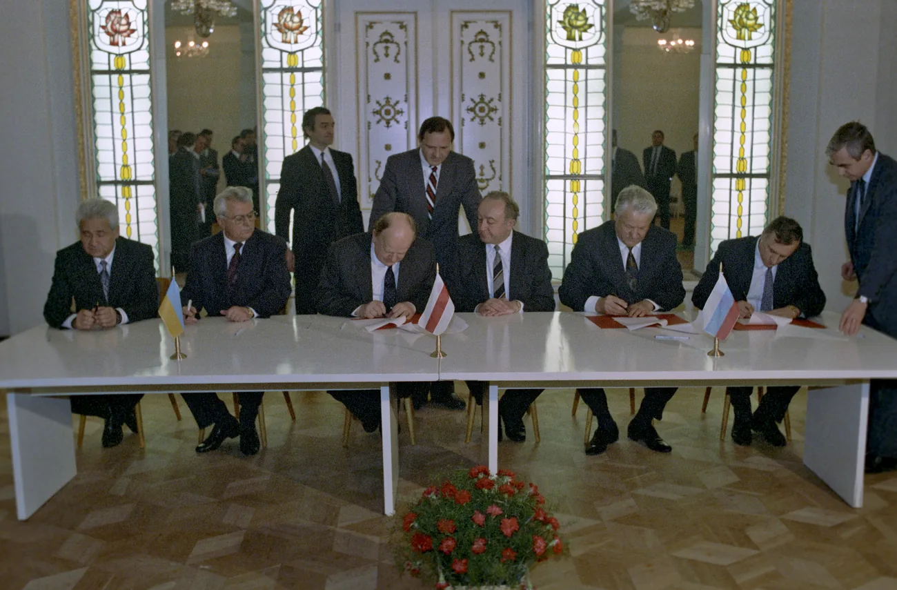 The leaders of Russia, Ukraine, and Belarus signing the Belavezha Accords in December 1991