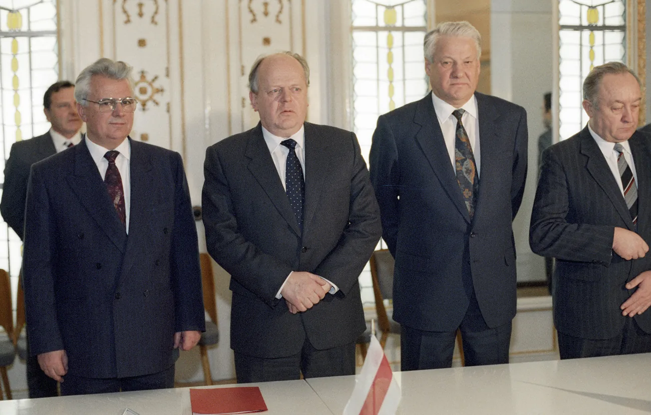 Leonid Kravchuk, Stanislav Shushkevich, and Boris Yeltsin at the Belovezhskaya Pushcha lodge in December 1991