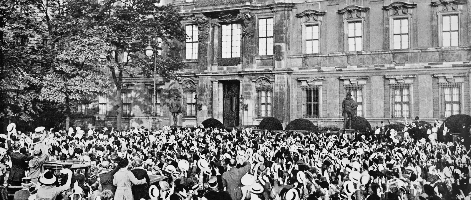 A massive crowd cheering outside the Berliner Stadtschloss on August 1, 1914, after Kaiser Wilhelm II announced mobilization for war