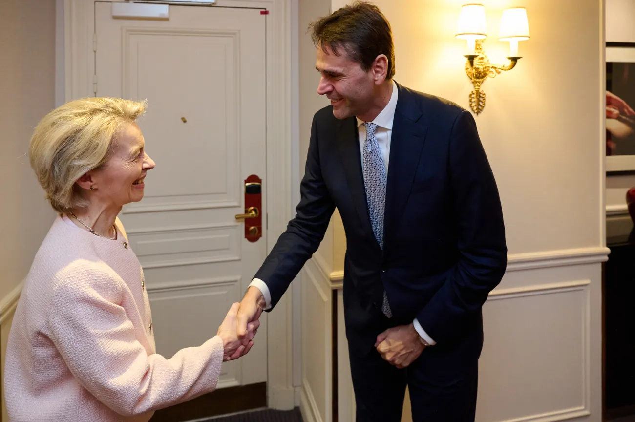 Christophe Fouquet shaking hands with Ursula von der Leyen