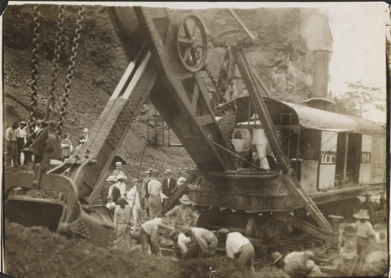 A steam shovel digging the Panama Canal in 1906, surrounded by workers